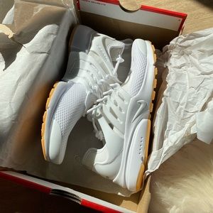 White/gum Nike Prestos